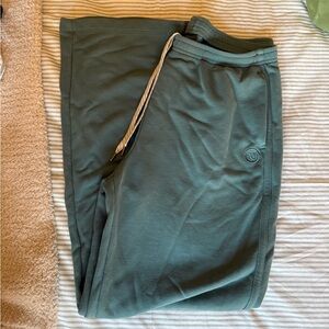 Vuori Sedona Straight Leg Sweatpant in Bluegrass